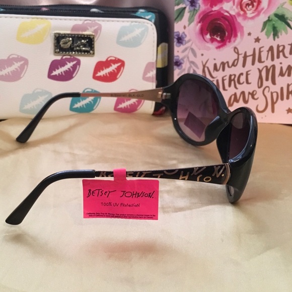 BETSEY JOHNSON BLACK SUNGLASSES LOGO METAL TEMPLE - Picture 4 of 6